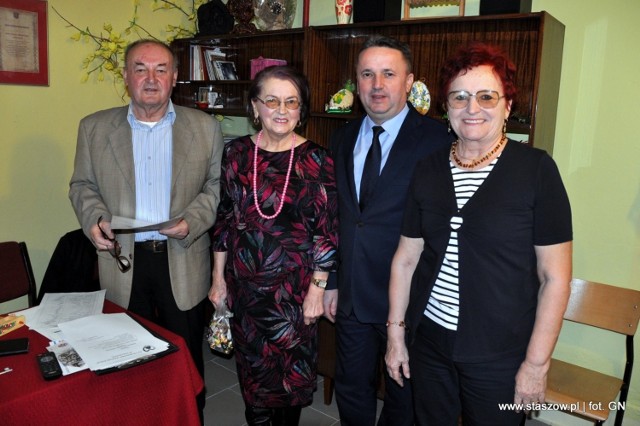 Burmistrz Staszowa Leszek Kopeć rozmawiał z seniorami na temat rewitalizacji miejscowego ratusza