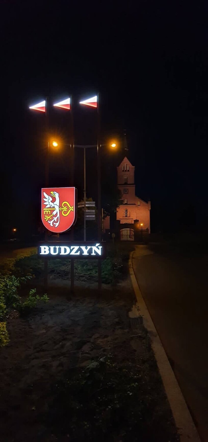 Nowy herb Budzynia już stoi w centralnym miejscu miasta.