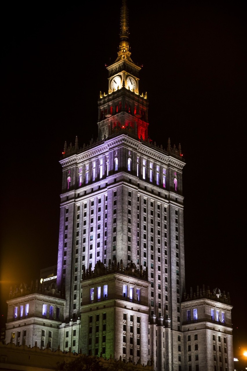 Pałac Kultury w barwach Legii. Tak miasto uhonorowało tytuł mistrzowski stołecznego klubu [ZDJĘCIA]