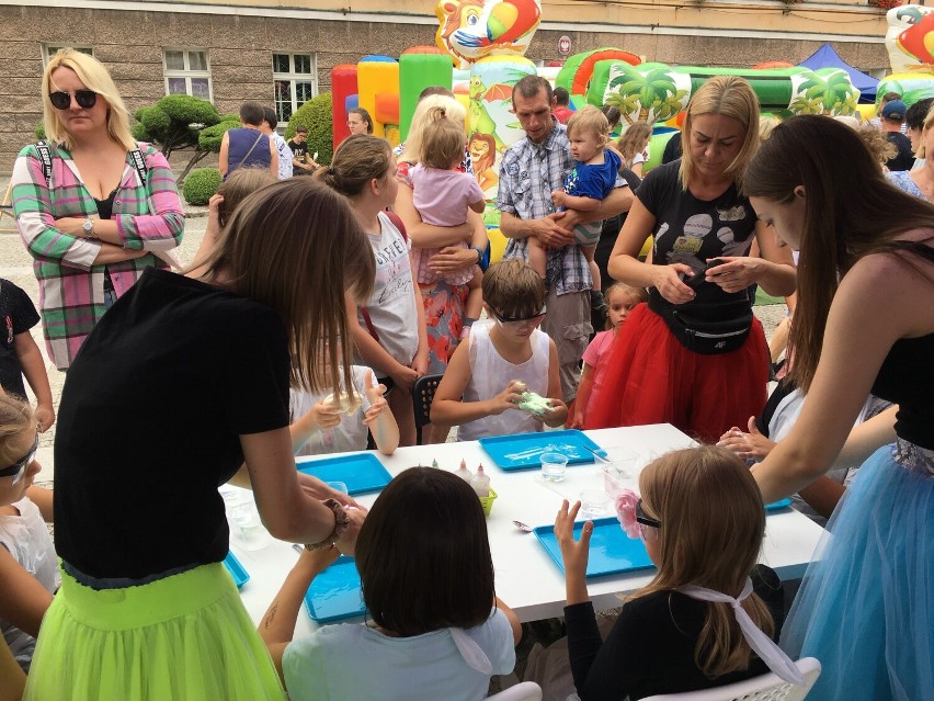 Pleszew. Było rodzinnie i bajkowo. Dzieci własnoręcznie tworzyły “glutki”. Najmłodsi dosłownie zwariowali na punkcie slime’ów