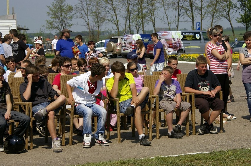 Robert Burneika i siłacze na targach tulipanów w Chrzypsku Wielkim 2 maja