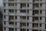 Intrygujące transparenty na balkonach w Warszawie. Sąsiedzi okazują sobie życzliwość