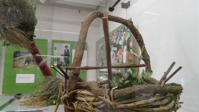Palmy wielkanocne w Muzeum Miejskim w Tychach. Krzyżyki z palmy