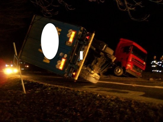 Wypadek w miejscowości Ratyń. Ciężarówka w rowie [ZDJĘCIA]