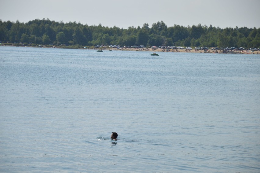 Wielkie plażowanie pod Tarnowem. Tłoczno na plaży w Radłowie, inni szukają ochłody też w Ostrowie [ZDJĘCIA]