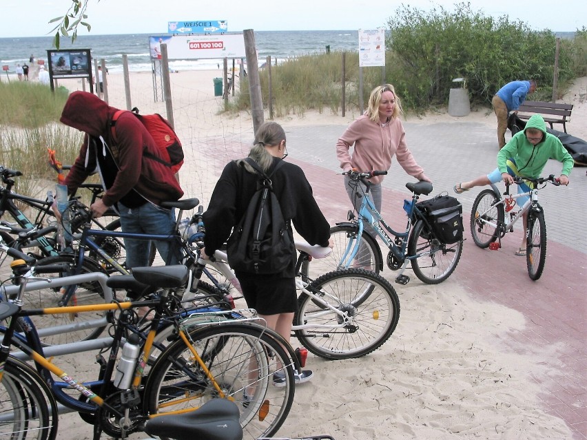 Wejście na plażę i parking rowerowy na obszarze zwanym...