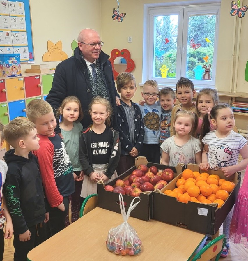 Powiat malborski. Uchodźcy z Ukrainy przygotowują się do świąt wielkanocnych. Starosta pojechał z życzeniami