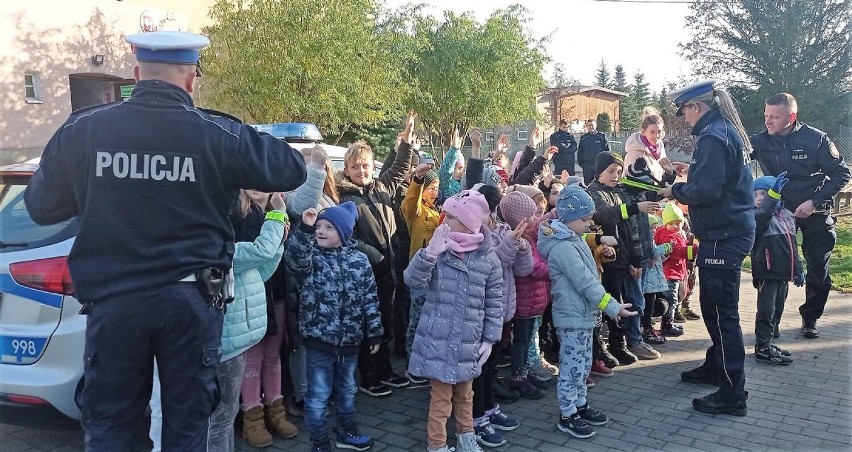 Funkcjonariusze złotowskiej drogówki mówili o bezpieczeństwie i policyjnym sprzęcie. Nie zabrakło odblasków i wspólnych zdjęć