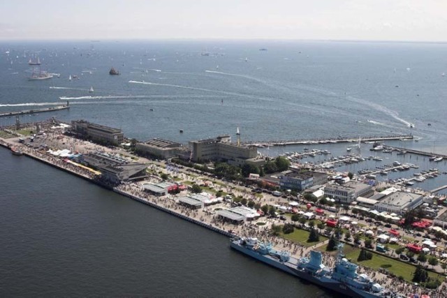 Żaglowce ustawiały się od godz. 9. Wychodziły z portu i formowały szyk w rejonie redy Gdynia, a następnie popłynęły w kierunku Gdańska. Fot. Tomasz Kolowski