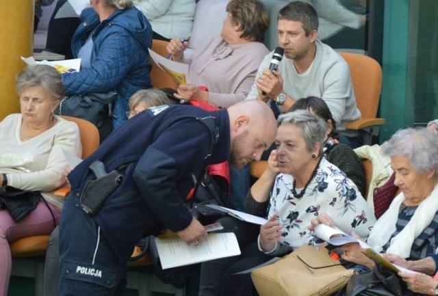 Podczas spotkania w Skarżysku policjanci mówili o przestępstwach, na jakie narażeni są seniorzy. Rozdawano też broszury z informacjami, jak nie dać się oszukać.
