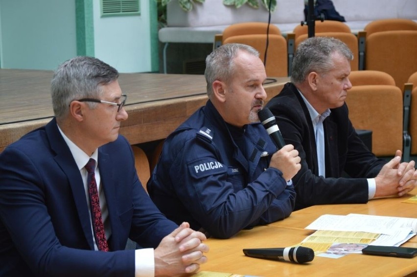 W Skarżysku odbyła się debata z udziałem policjantów, seniorów i młodzieży. Rozmawiali o bezpieczeństwie
