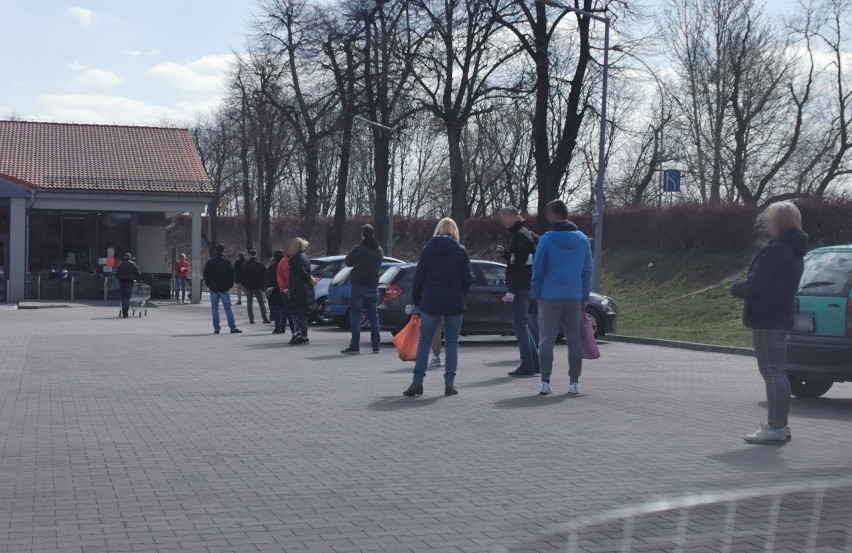 W sobotę, 4 kwietnia, mieszkańcy Przemyśla ustawili się w...