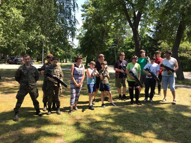 ASG, Laser Tag i Archery Tag to były gry, w które można było zagrać w sobotę, 19 czerwca 2021 roku w Nowym Miasteczku. Drzewa dawały potrzebny tego dnia cień, była też kurtyna wodna. Przyjechali również rekruterzy z 16 Dolnośląskiej Brygady Obrony Terytorialnej, Batalion Głogów. Kliknij w zdjęcie i przejdź do galerii >>>>>