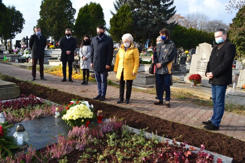 Kwiaty spoczęły na grobie Siedmiu Szewców