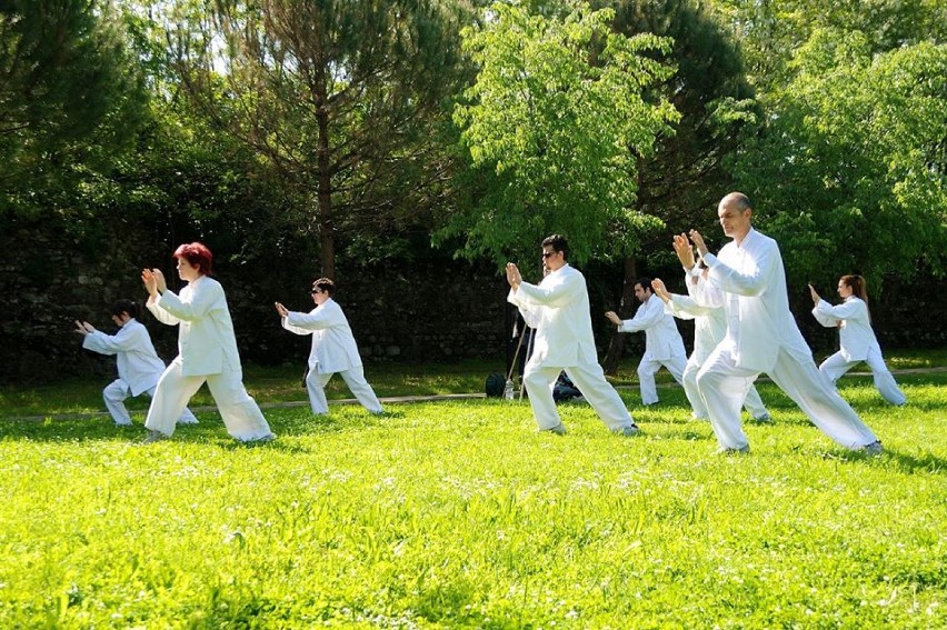 Ćwiczenia tajii quan odbywają się w parku Zdrojowym