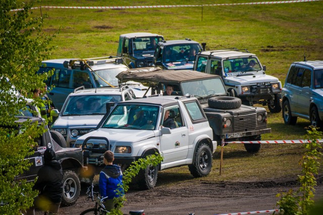 Rajd samochodów terenowych we Wronkach