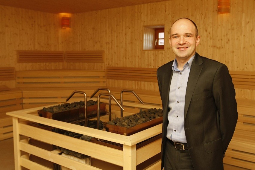 Prezes Aquaparku Krzysztof Hołub w nowej saunie fińskiej