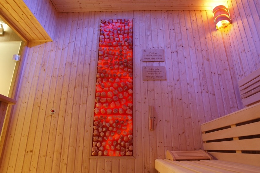 W 20-osobowej saunie fińskiej dla pań jest panel solny...