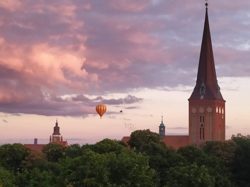 Podpatrzone w Stargardzie. Piękny widok! Podczas zachodu słońca nad naszym miastem latał balon w paski 