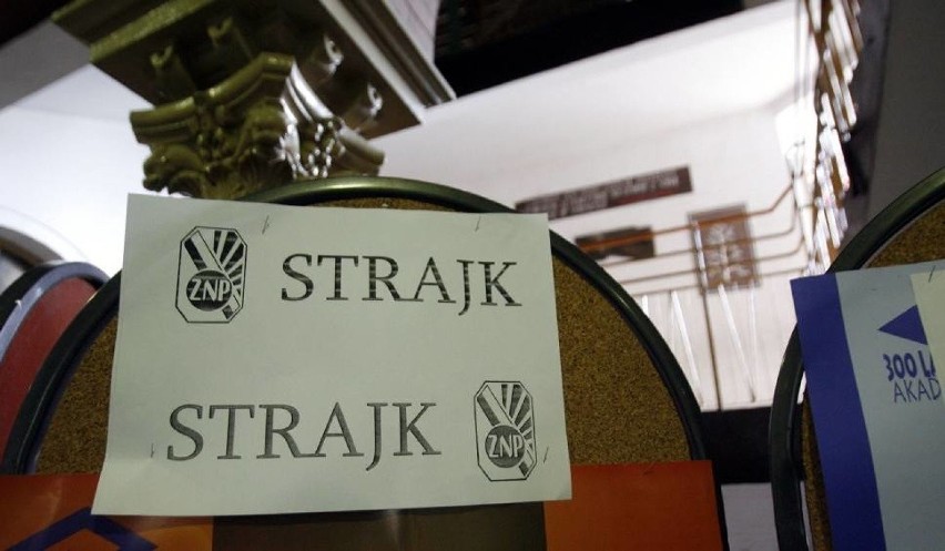 Strajk nauczycieli w szkołach w Radomsku i powiecie. 64 szkoły (87 procent) przystąpiło do strajku