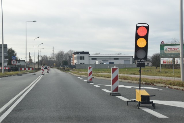 W Kępie Bogumiłowickiej trwają prace przy budowie łącznika autostradowego. Ruch odbywa się wahadłowo, ale na razie nie jest to problemem, bo z drogi korzystają tylko miejscowi. Sytuacja skomplikuje się wiosną, wraz z otwarciem mostu w Ostrowie