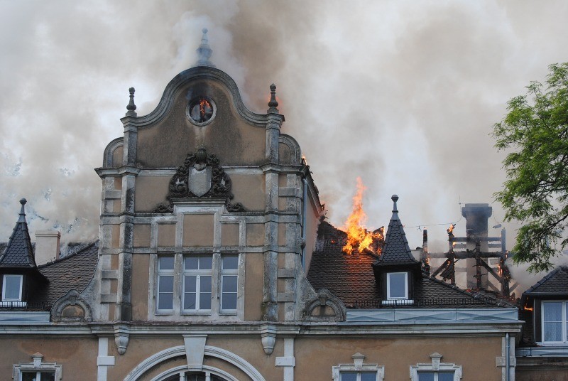 Pożar pałacu w Wonieściu. Palił się dach pałacu, w którym...