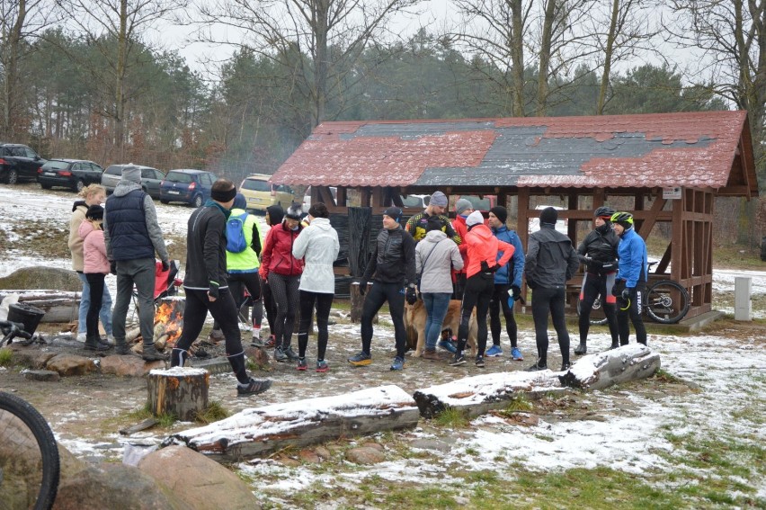 Lubowidz. W radosnych, urodzinowych nastrojach obeszli, obiegli i objechali jezioro