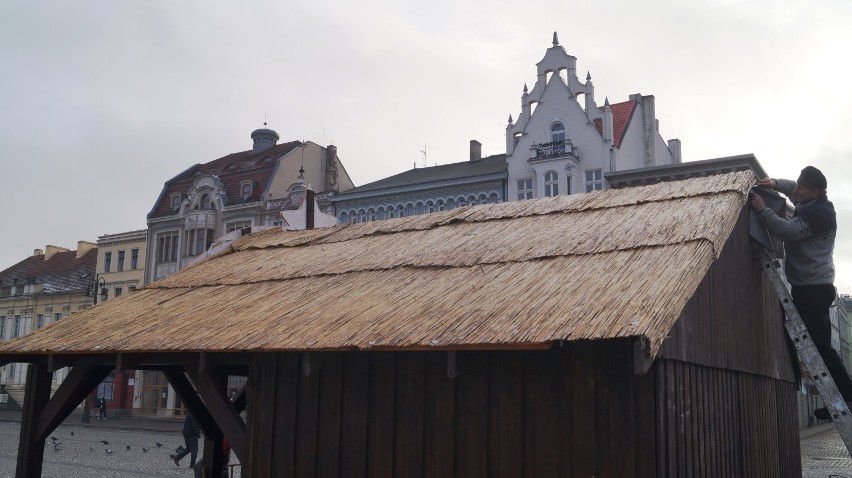 Trwa montaż szopki bożonarodzeniowej na Starym Rynku w Bydgoszczy [zdjęcia]