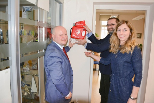 Defibrylator AED zawisł w budynku starostwa w Kluczborku.
