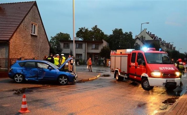 Wypadek w Jarocinie: Na skrzyżowaniu zderzyły się dwa samochody