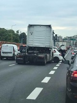 Poznań: Wypadek na Górczynie. Samochód zderzył się z ciężarówką. Uwaga na korki