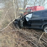 Wypadek w Szponie w gm. Nowa Karczma. 19-latka uderzyła samochodem w drzewo ZDJĘCIA