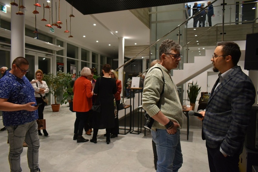 Łukasz Milak-Kalinowski zainaugurował działalność Galerii Na Piętrze w Koneckim Centrum Kultury. Na wernisażu mnóstwo gości. Zobacz zdjęcia
