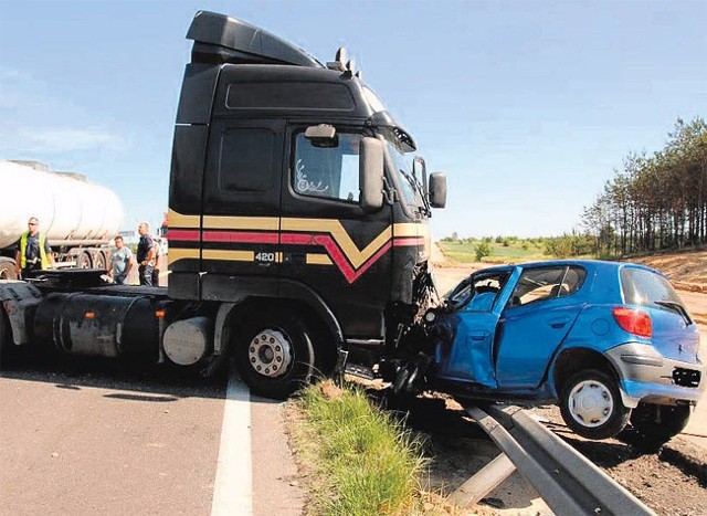 Osobowa toyota nie miała szans w zderzeniu z ciężarowym volvo.