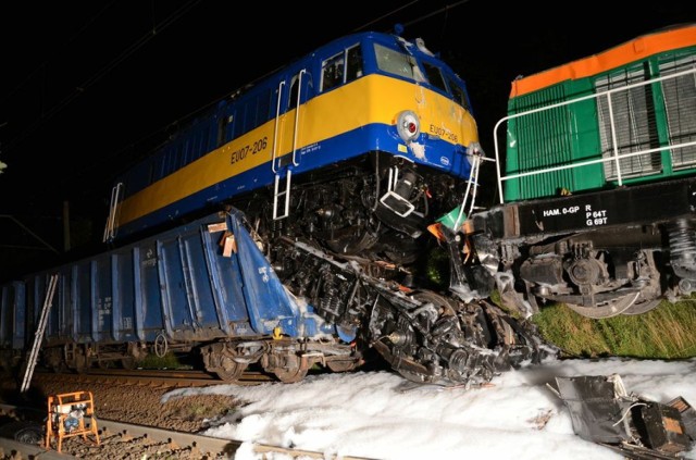 Miejsce wypadku wyglądało bardzo dramatycznie. Lokomotywa pociągu, który najechał, wisiała na ostatnim wagonie uderzonego składu. Ratownicy musieli bardzo uważać.