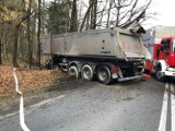 Ciężarówka z naczepą uderzyła w drzewo na DK 408 w okolicy Goszyc. Kierowca był uwięziony w kabinie