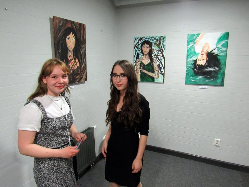 "Chodzi mi o pokazanie emocji". Urokliwe obrazy uroczej młodej malarki. Wystawa Jany Gujwan w SCK [ZDJĘCIA]