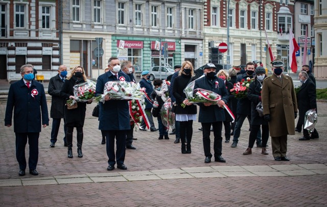 Złożenie kwiatów pod pomnikiem Józefa Piłsudskiego