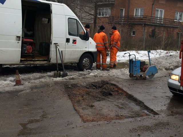 Ekipa drogowców przygotowała do wypełnienia masą asfaltową dziury na ulicy Dygasińskiego.