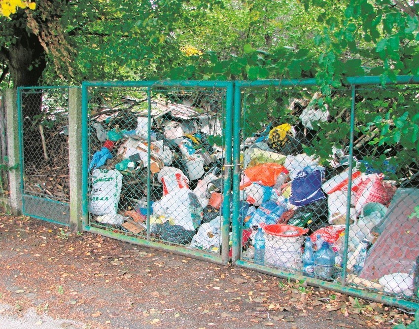 Tą bramą właściciel wchodzi. Nikt nie wie jak