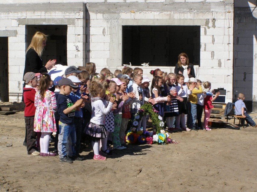 Budowa przedszkola w Chmielnie - na budynku zawisła wiecha [FOTO]