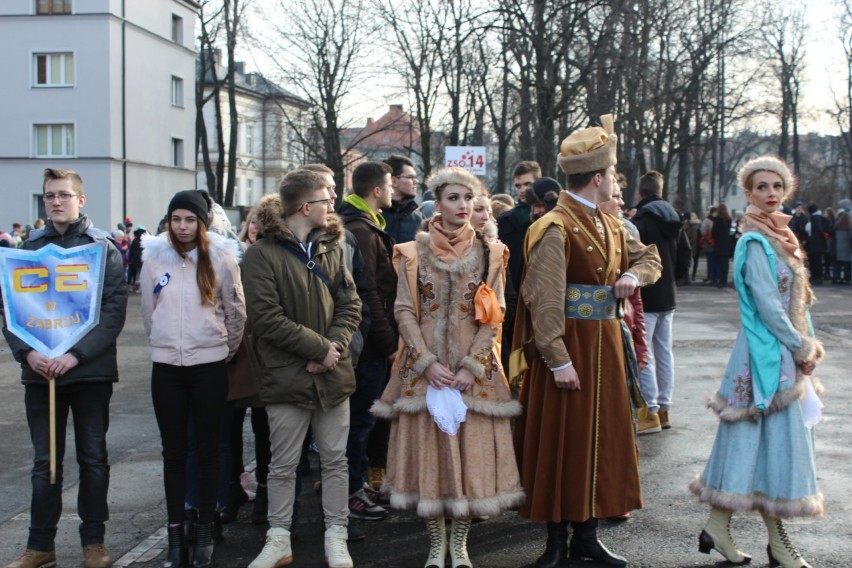 Zabrzańscy maturzyści zatańczyli poloneza na pl. Warszawskim [ZDJĘCIA, WIDEO]