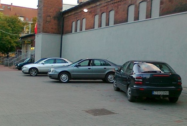 Miejsce: parking przed "Biedronką" przy Placu Dziecka.