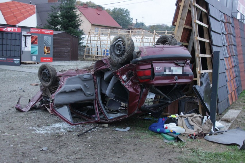 Wypadek na ulicy Brzeskiej w Bochni. Samochód osobowy dachował, trzy osoby trafiły do szpitala [ZDJĘCIA]