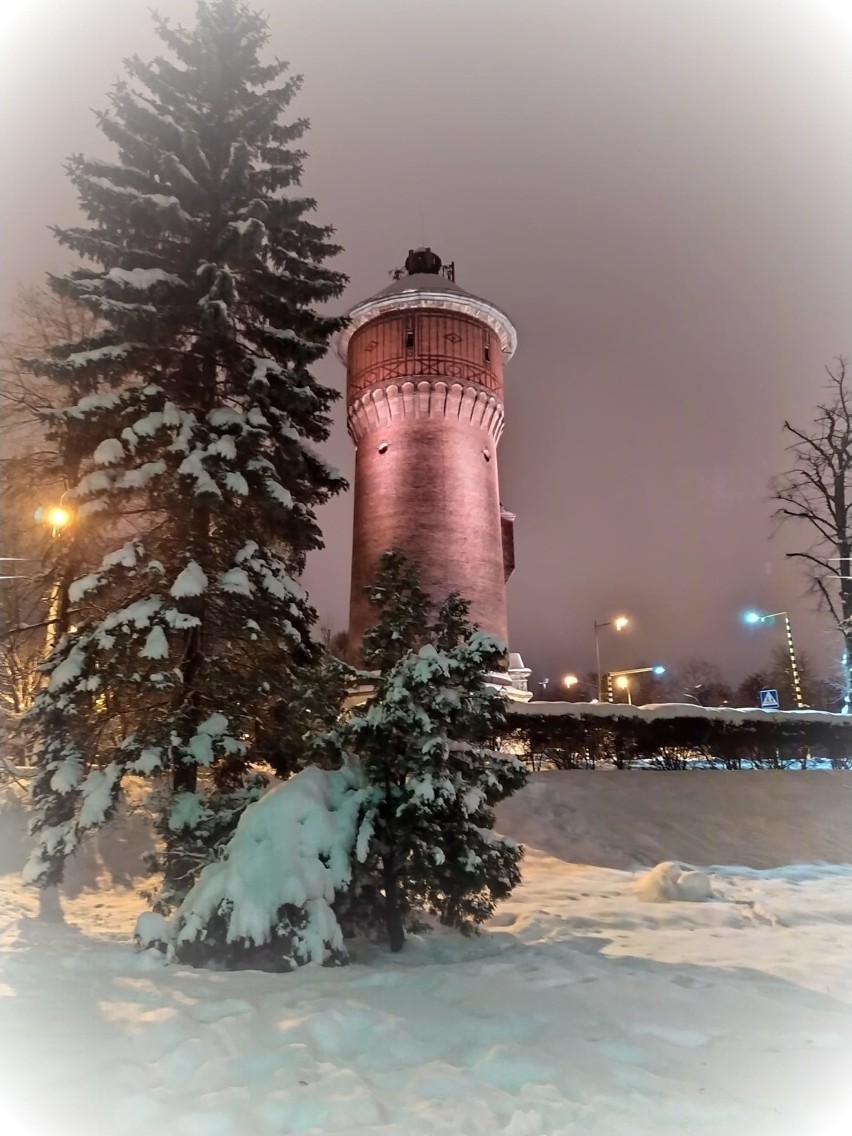 Zabytkowa wieża ciśnień - zwłaszcza w zimowej scenerii -...
