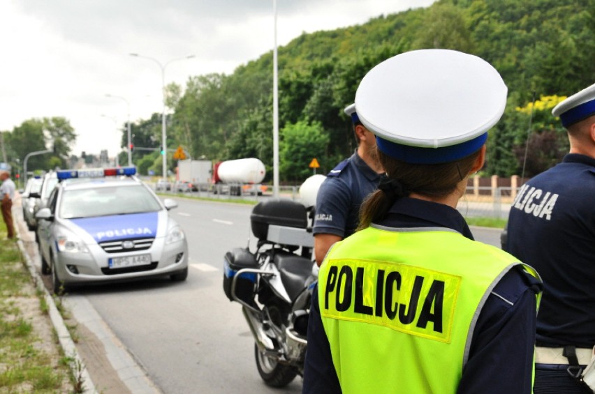 Policjanci eskortowali pomnik Marszałka Józefa Piłsudskiego