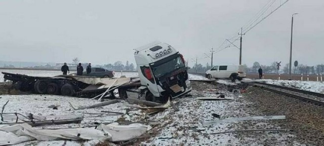 Rozbita ciężarówka, która wjechała na przejazd