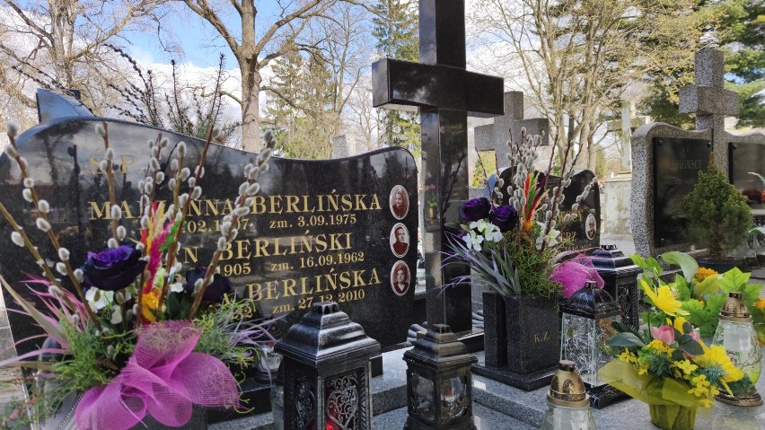 Przed Wielkanocą 2022 mieszkańcy odwiedzają groby bliskich...