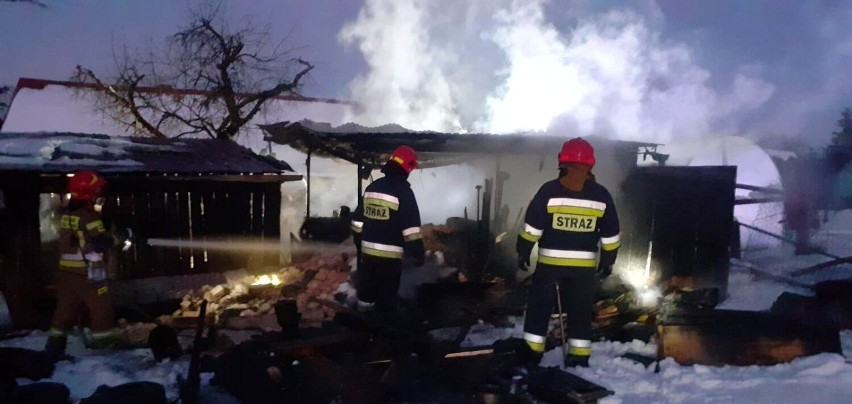 Gaboń. Strażacy dwie godziny gasili pożar drewnianej szopy i wnętrza wiaty gospodarczej