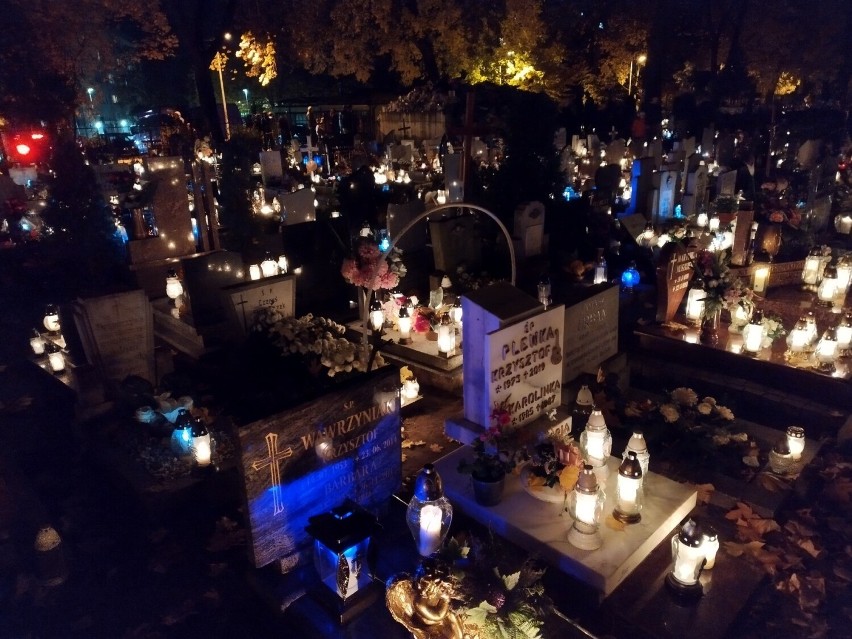 Wieczorny spacer cmentarnymi alejkami w Lesznie 1 listopada 2023